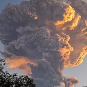 endonezyada yanardag patlamasi 10 kilometre kul puskurttu Yl1avkMf