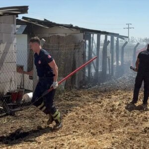 kucukdollukte yangin konteyner ev kul oldu ewY7HMGt