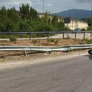 motosiklet bariyere capti bir olu bir yarali tYyKSmQY