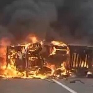 tarsusta bariyerlere carpan tir alev aldi yZHlRPLw