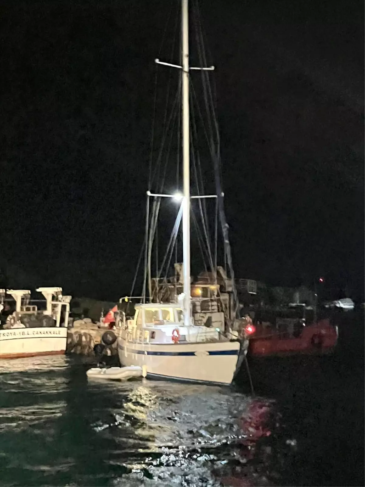 canakkalede suruklenen tekne kurtarildi iFSAF2Ck