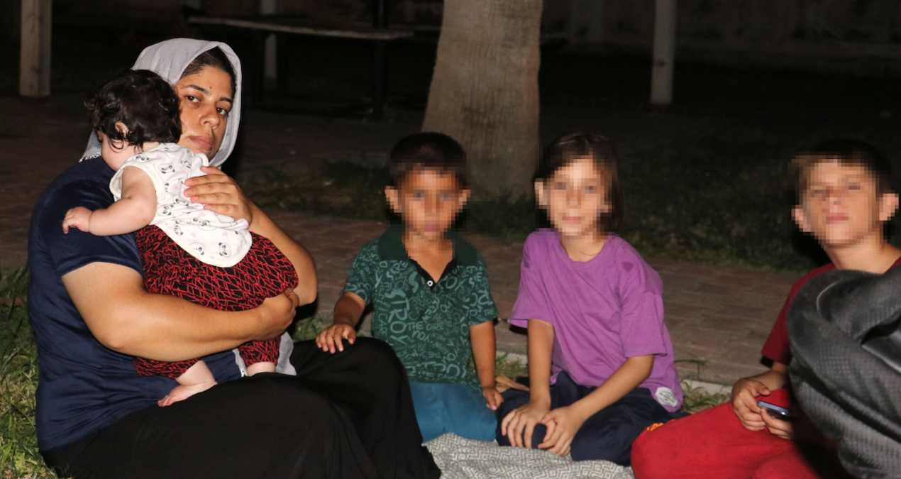 evini lagim suyu basti 4 cocuguyla sokakta kaldi 6FJ3Ifng