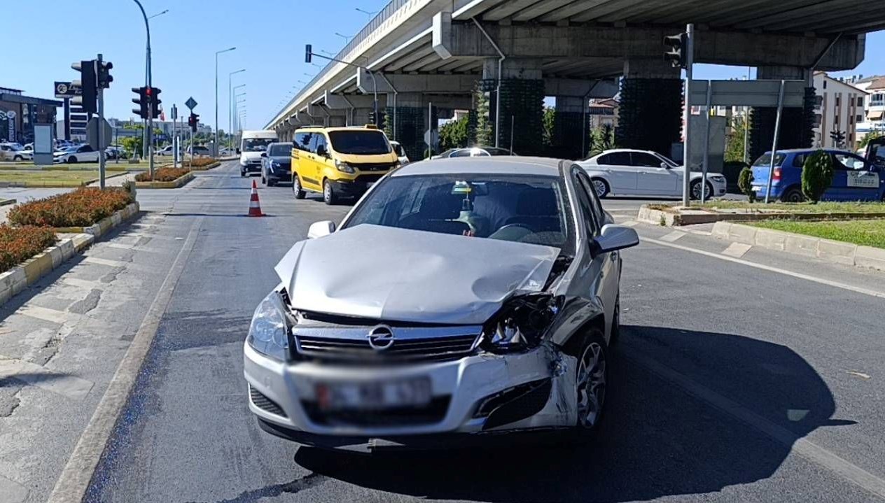 kirmizi isik ihlali kazaya yol acti A8Fp7eKl