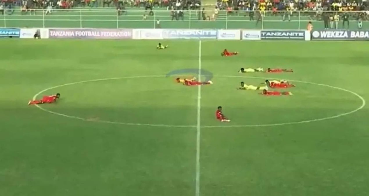 yesil sahalarda akilalmaz olay tum futbolcular yere yatti FnPQumEZ