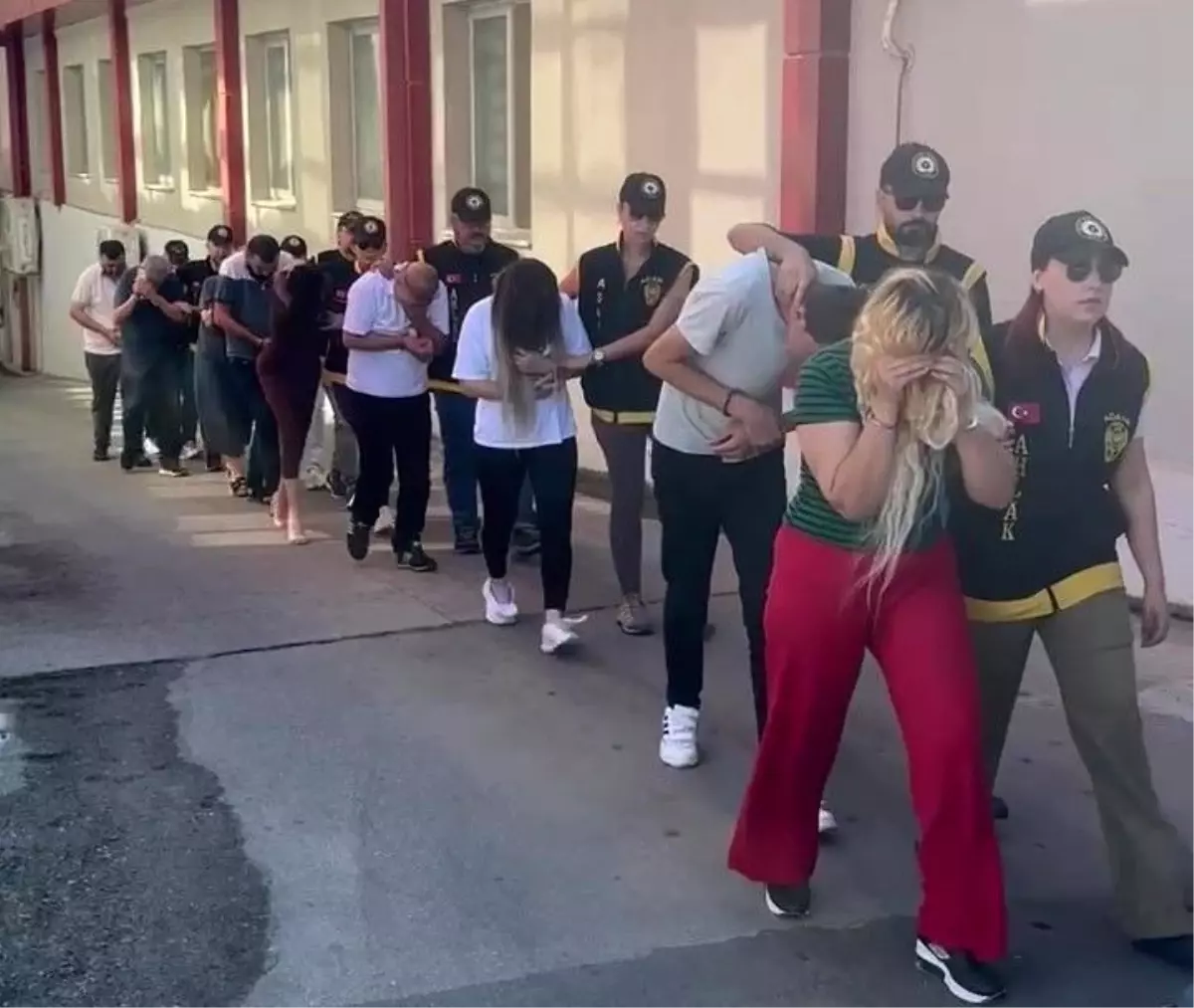 adanada fuhus sebekesine operasyon 14 tutuklama Gg97xZit