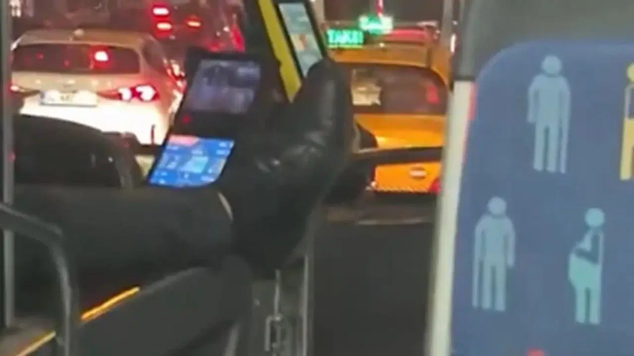 ayagini cikarak otobus suren sofor skandali iett ozel halk otobusu soforu isten el cektirilmistir 1kUQ1Enj.jpg