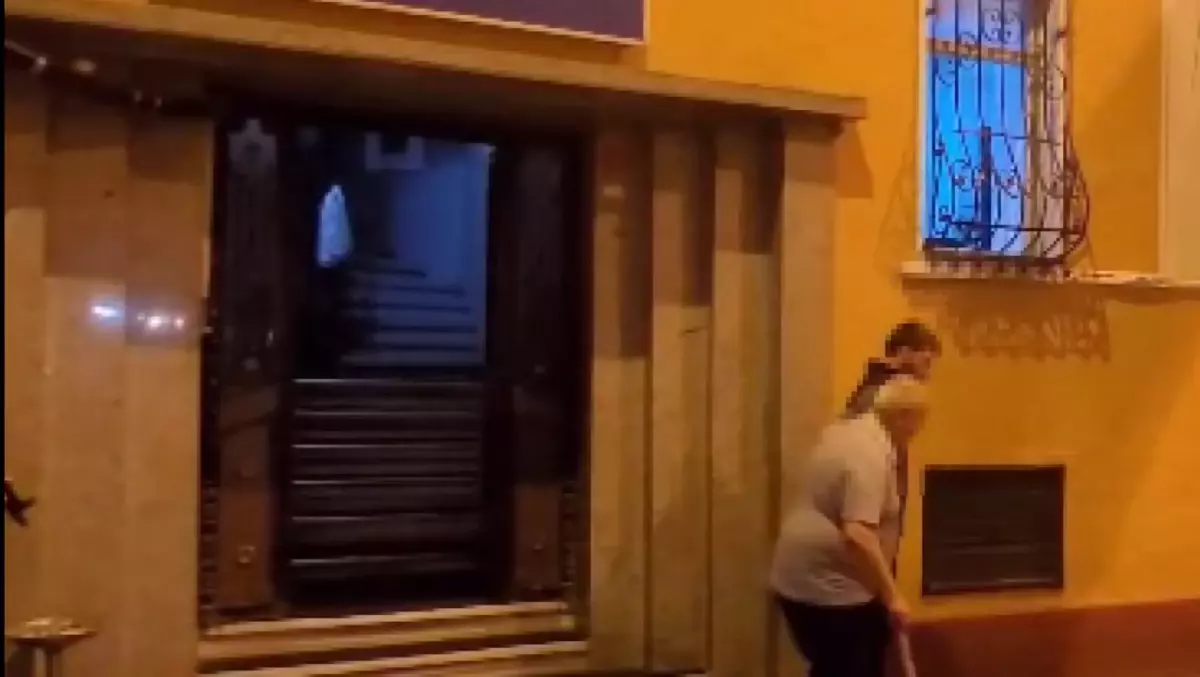 beyoglunda bastonlu dede uyusturucu ticareti yaparken yakalandi sVv6ucyF