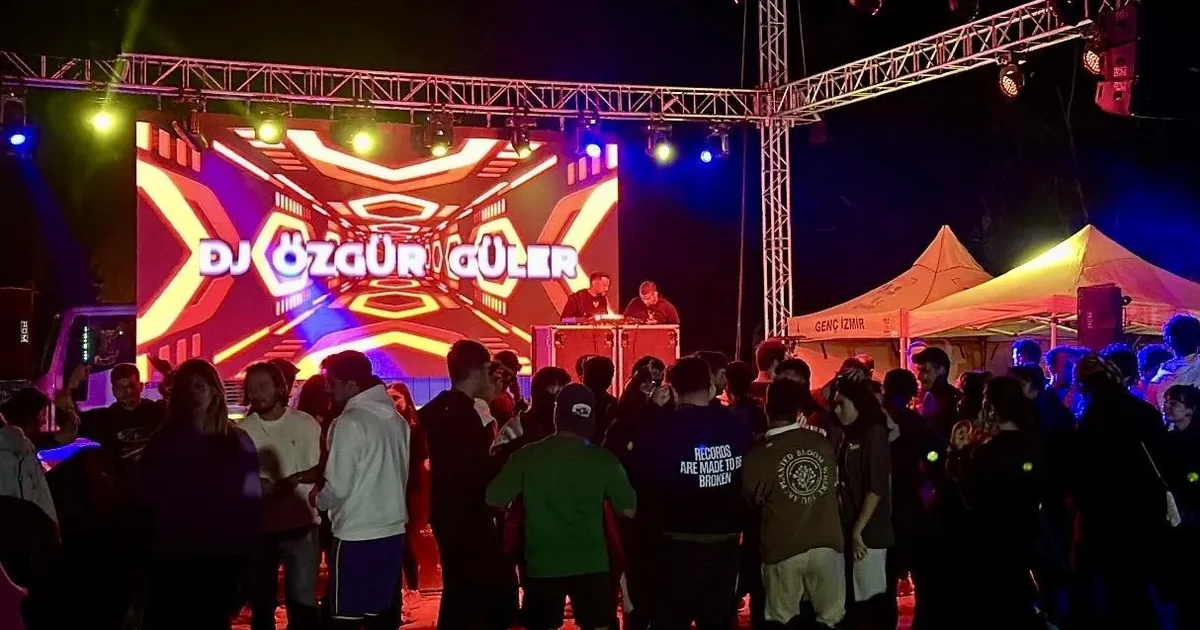 gencler izmir foca kampinda gonullerince eglendi euqQAIcd