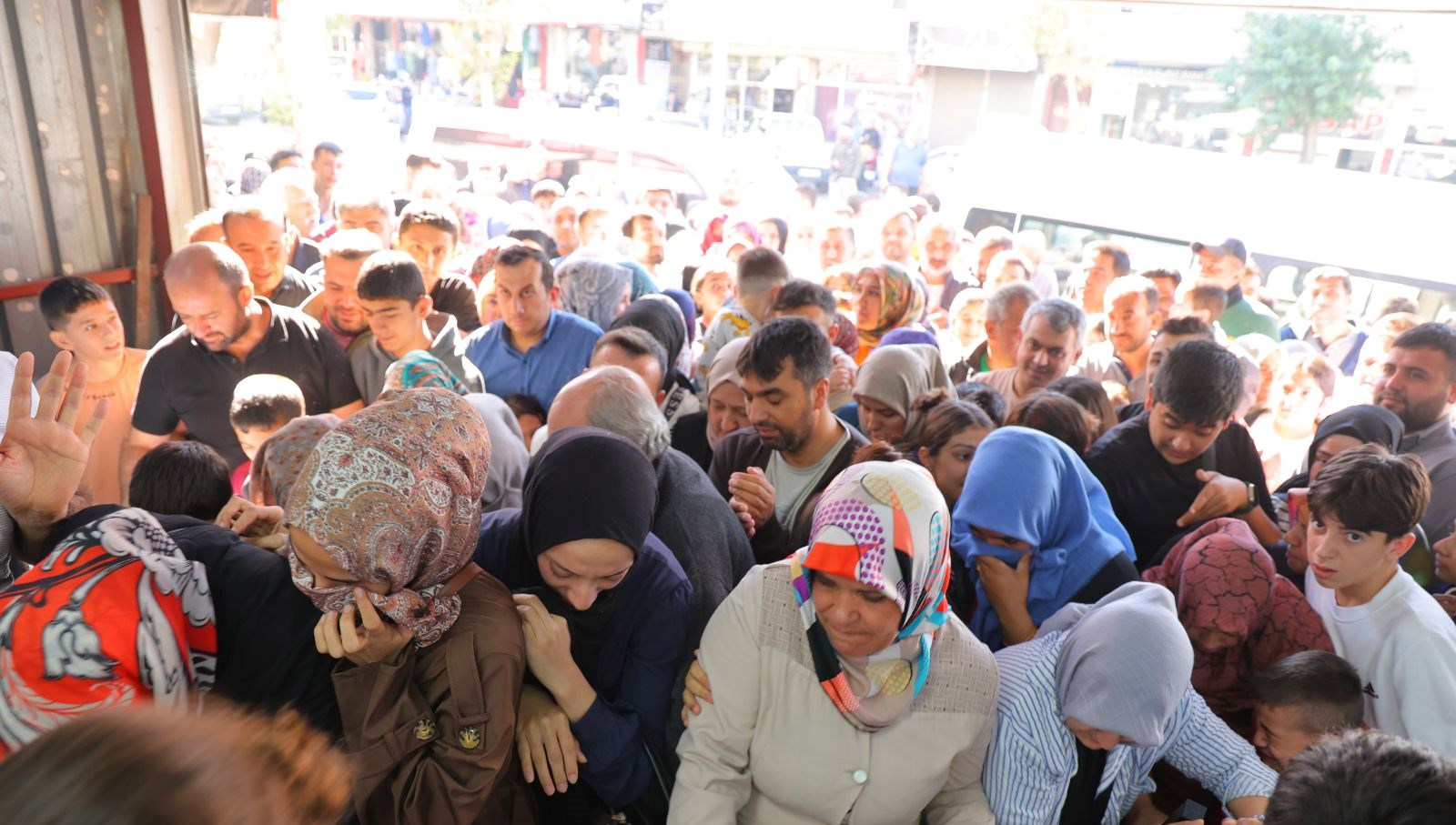 giyim magazasinda indirim izdihama neden oldu jhhuxJbe