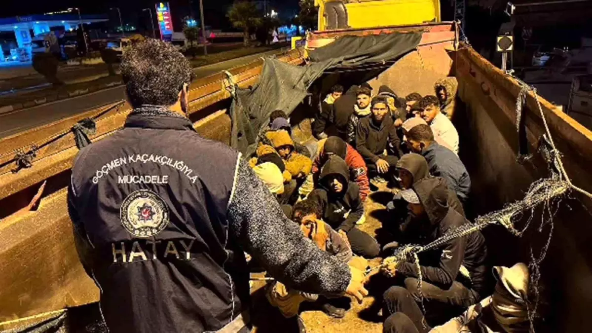 hatayda insan taciri hafriyat kamyonunda 28 kacak gocmenle yakalandi edljm9MM.jpg