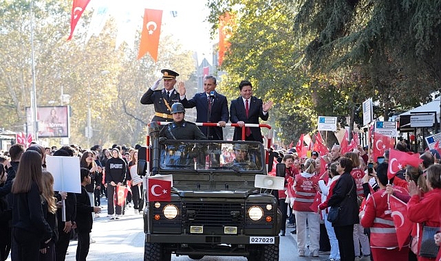 kadikoyde cumhuriyet yuruyusu oncesi renkli goruntuler msrBh2VR.jpg