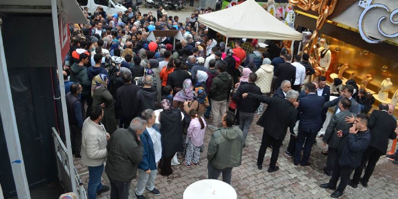 kuyumcu acilisinda altin ve saat dagittilar akin akin geldiler On4ZLp41.jpg