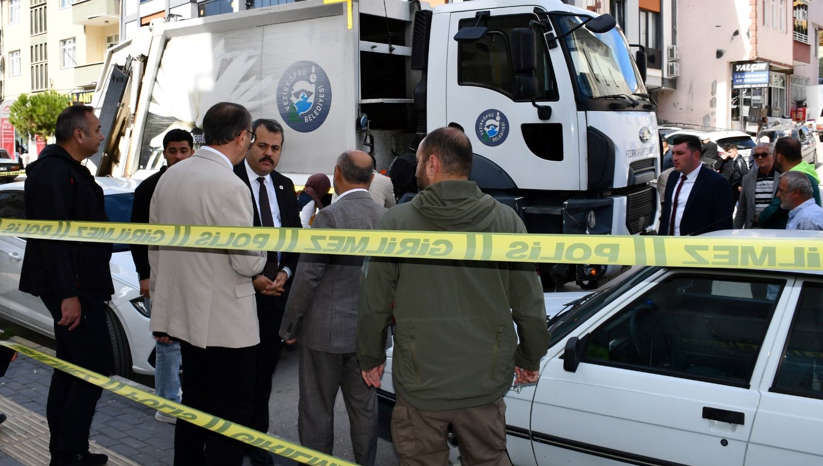 yasli adam cop kamyonunun altinda kaldi gmYCfLFr.jpg