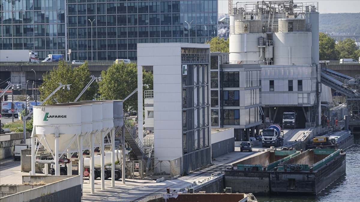 mitin suriyede fabrikasini vurdugu lafarge fransada teror orgutunu finanse etmekten yargilaniyor k4QsOifK.jpg