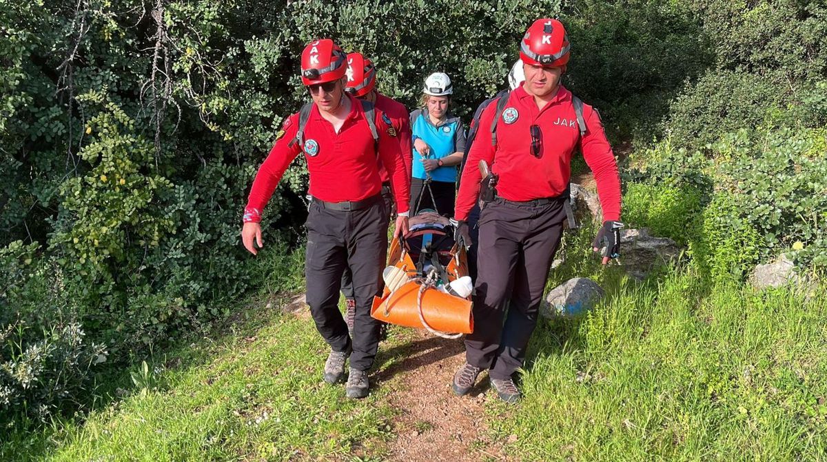 Fethiye’de Dağlık Alanda Ayağı Kırılan Kadın 4 Saatlik Kurtarma Operasyonuyla Hayata Döndürüldü
