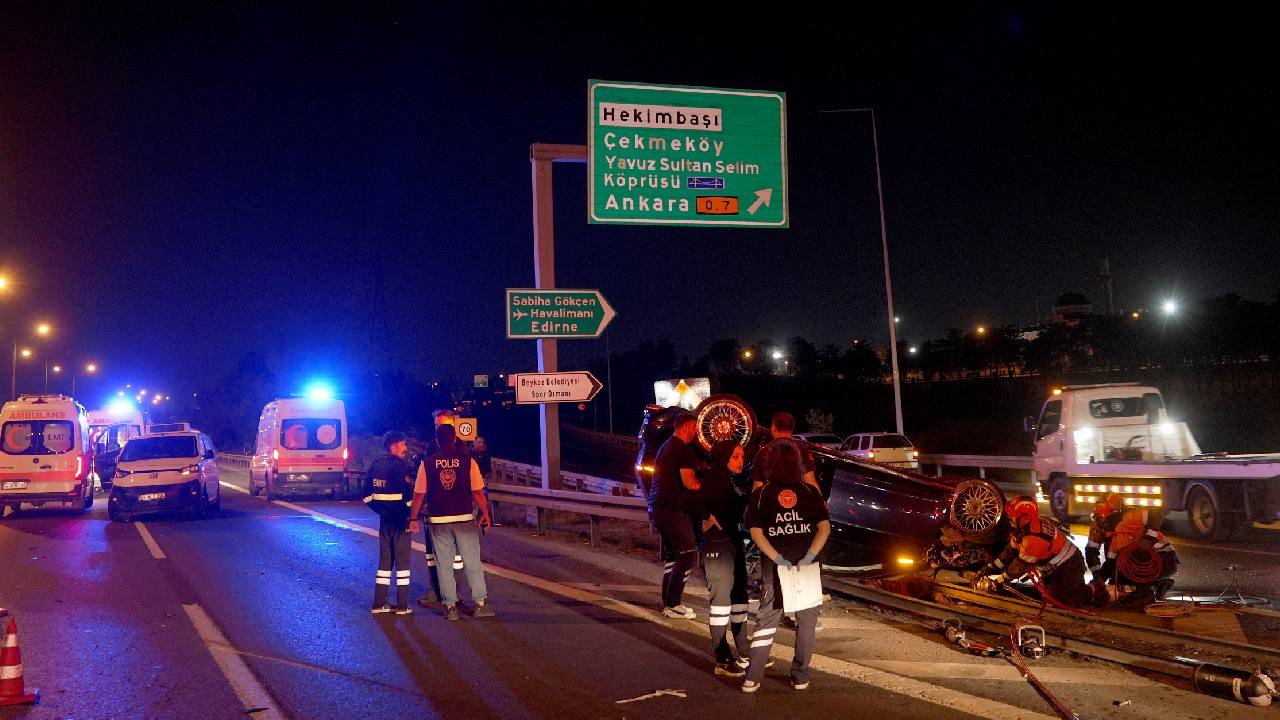 İstanbul TEM Otoyolu’nda feci kaza… Önce minibüse sonra bariyerlere çarptı: Ölü ve yaralılar var Haber gorseli