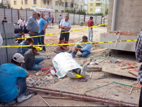 Insaatta korkunc kaza merdivenlerden dusen isci yasamini yitirdi Nly5LTSm