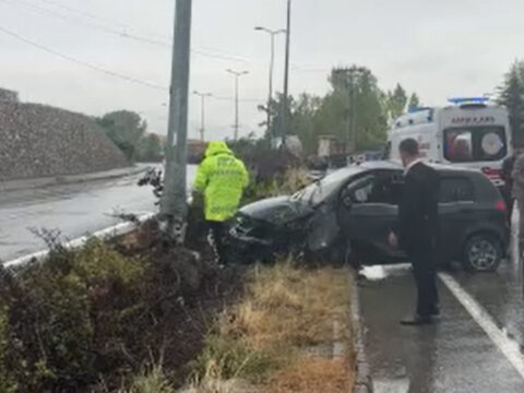 Kastamonuda saganak kazasi su birikintisine kapilan araba direge vurdu 3 yarali Fvs66Xry